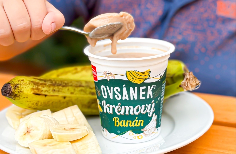 Detail vrchovaté lžičky jogurtu Ovsánek krémový Banán
